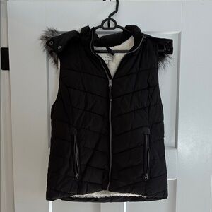 Black Quilted Women's Puffer Vest with Faux Fur Trim